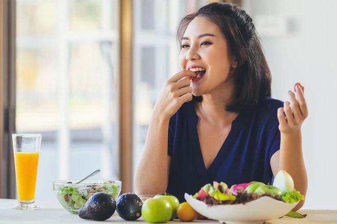 Chế độ ăn uống lành mạnh góp phần nuôi dưỡng da từ bên trong, ngăn ngừa da nổi mụn