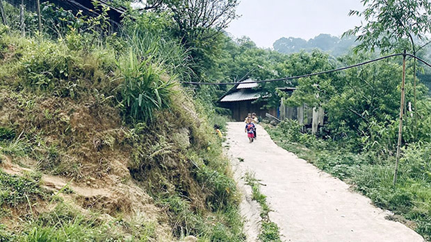 Đường bê tông đã được trải tới từng ngôi nhà, thuận tiện cho việc đi lại của người dân - Ảnh: Sức khỏe+