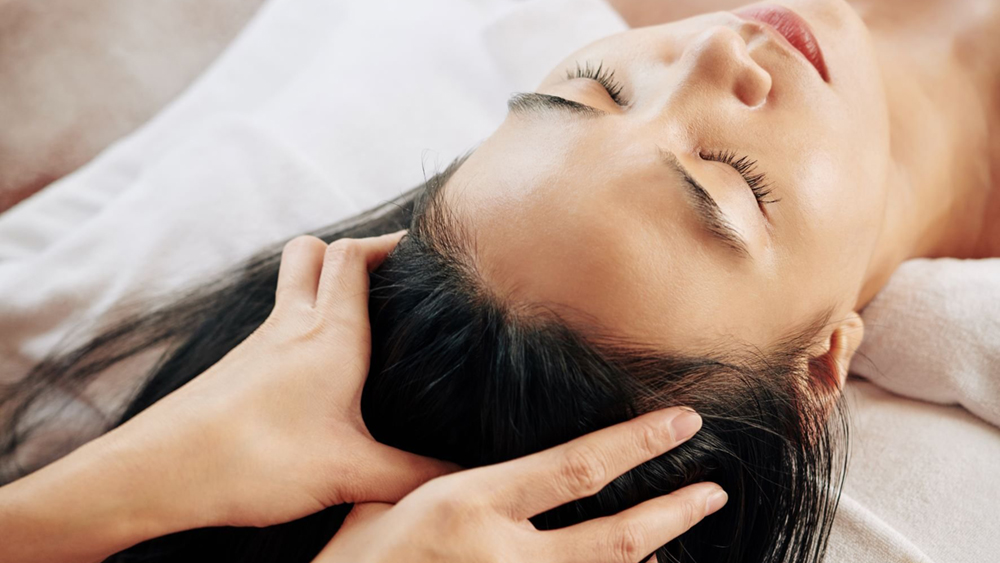 Massage da đầu có thể giảm căng thẳng, đem lại cảm giác sảng khoái và tăng lưu thông máu tới nang tóc