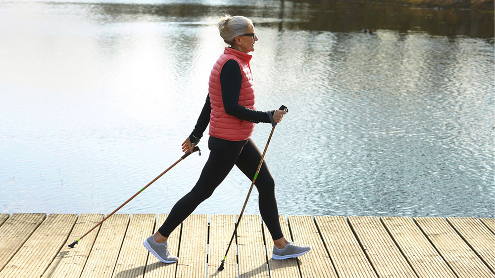 Đi bộ với gậy kiểu Bắc Âu giúp nâng đỡ cơ thể và các khớp ở người cao tuổi