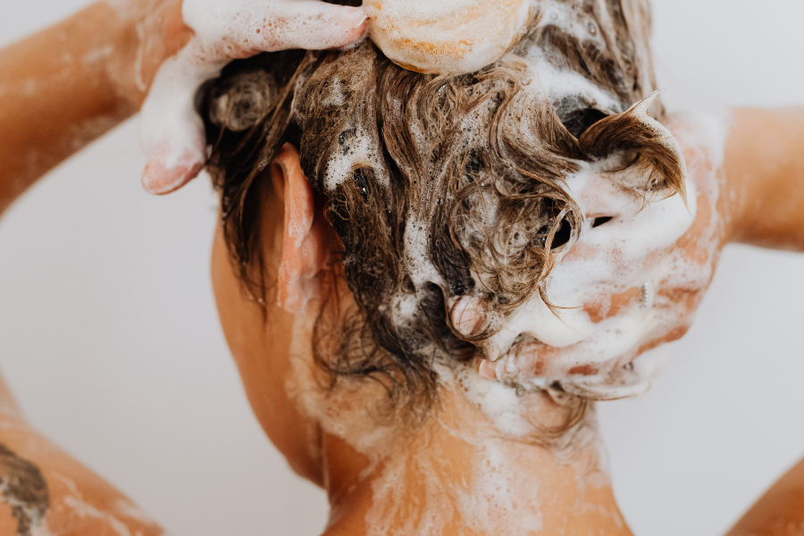 Gội đầu bằng nước mát có thể ngăn ngừa tình trạng gãy biểu bì tóc và tổn thương da đầu, tăng độ bóng cho tóc