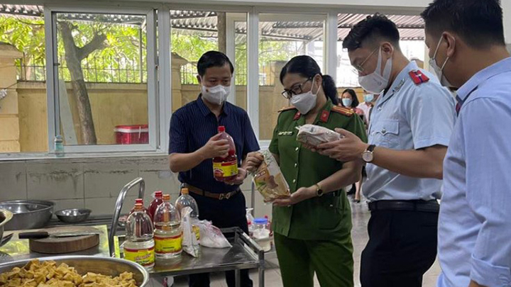 Tăng cường kiểm tra an toàn thực phẩm bếp ăn trường học - Ảnh: Báo Hà Nội mới