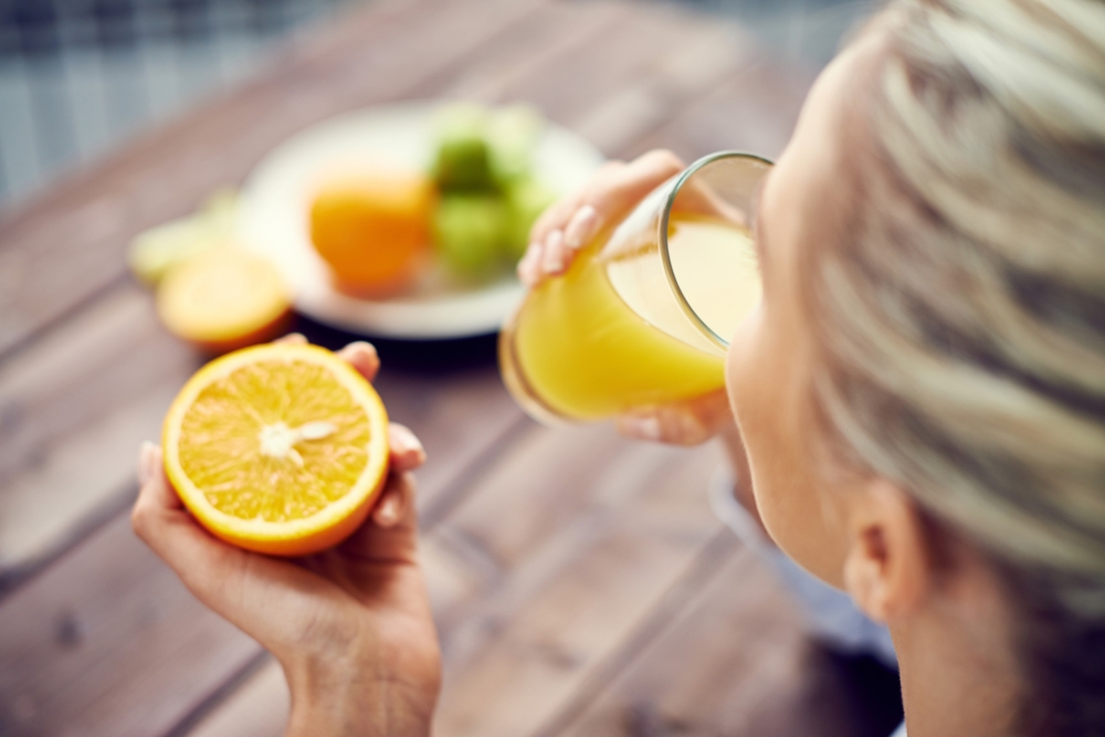 Vitamin C còn là chất chống oxy hóa và giúp thúc đẩy những phản ứng sinh hóa tốt cho xương