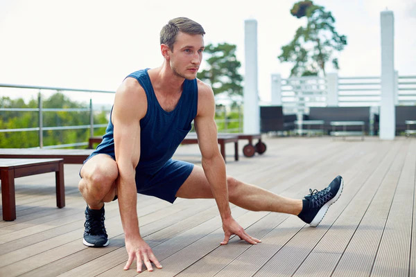 Khởi động trước khi chạy bộ, chơi thể thao giúp giảm nguy cơ chấn thương đầu gối