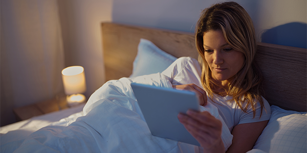 Các nghiên cứu cho thấy thời gian sử dụng thiết bị từ 2 giờ trở lên vào buổi tối có thể làm gián đoạn nghiêm trọng lượng melatonin cần thiết để chìm vào giấc ngủ