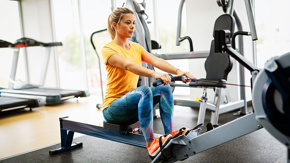 Tập rowing với máy là dạng bài tập cardio giúp củng cố sức khỏe tim mạch 