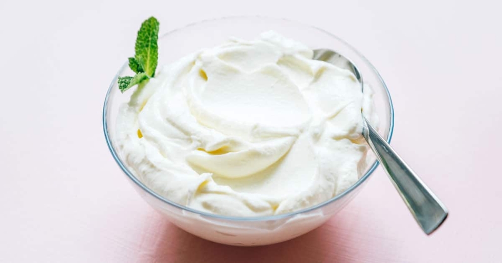 Sữa chua Hy Lạp chứa vi khuẩn sống hoạt động hỗ trợ tiêu hóa lactose và có thể giúp giảm các vấn đề về đường tiêu hóa