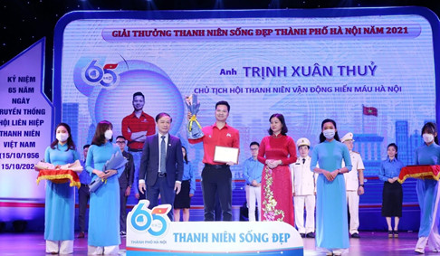 Anh Thủy được nhận Giải thưởng Thanh niên Sống đẹp Thành phố Hà Nội 2021