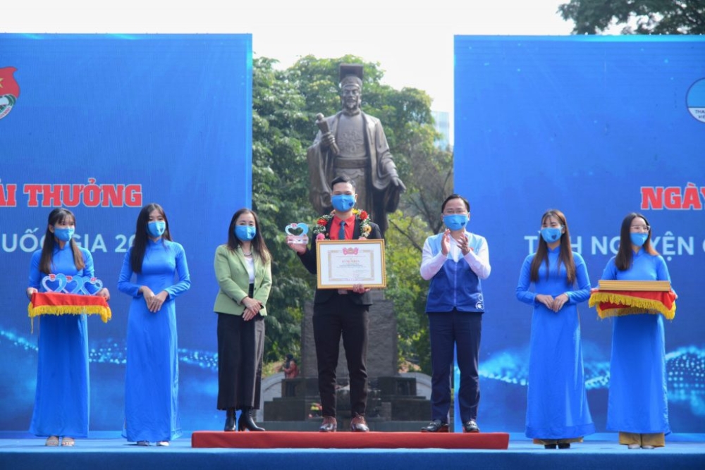Anh Trịnh Xuân Thủy là một trong 10 cá nhân được nhận Giải thưởng Tình nguyện Quốc gia 2020