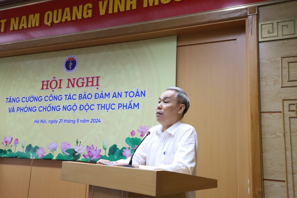 TS.Nguyễn Hùng Long, Phó Cục trưởng Cục An toàn thực phẩm báo cáo tại Hội nghị - Ảnh: MOH
