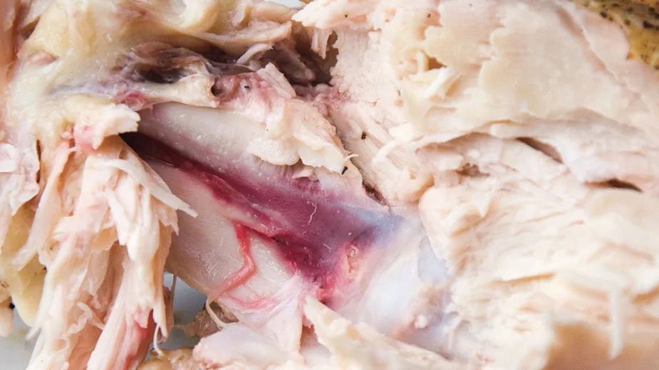 Phần thịt gần xương gà dễ có màu đỏ hồng do lượng lớn myoglobin