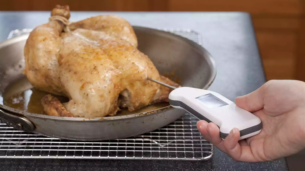 Đo nhiệt độ bên trong thịt gà sau khi nấu chín là cách kiểm tra độ an toàn chính xác nhất
