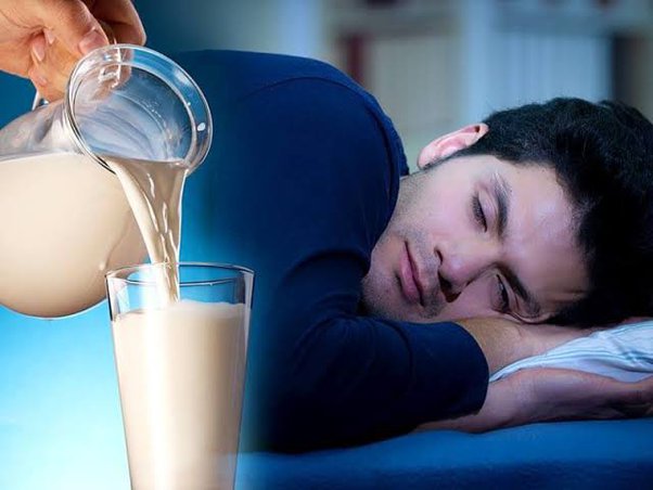 Uống sữa ấm trước khi đi ngủ có thể giúp bạn thư giãn và ngủ ngon hơn nhờ vào tryptophan có tác dụng làm tăng mức serotonin và melatonin trong cơ thể
