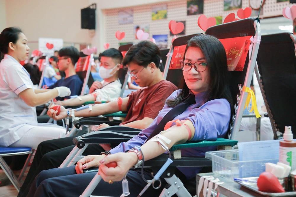 Người trẻ tham gia hiến máu tình nguyện tại Lễ hội Xuân hồng 2024 (ảnh Viện Huyết học - Truyền máu)