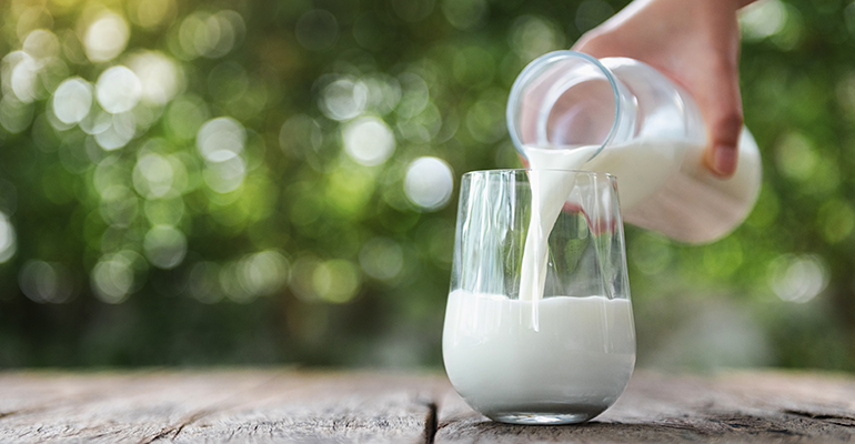 Sữa là một nguồn dinh dưỡng đem lại nhiều lợi ích cho sức khỏe nhưng không phải ai cũng nên dùng sữa trước khi đi ngủ 