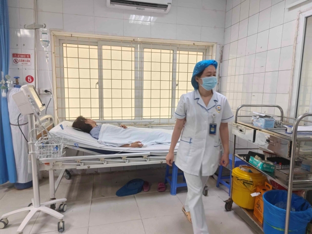 Một nạn nhân đang được điều trị tại Bệnh viện Giao thông vận tải - Ảnh: Bộ Y tế.