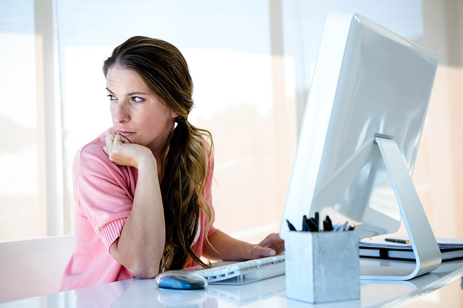 Cần chớp mắt thường xuyên, cho mắt nghỉ ngơi khi ngồi làm việc trước màn hình máy tính 
