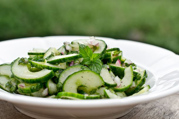 Thêm bạc hà vào các món salad lành mạnh, giúp cải thiện sức khỏe não bộ