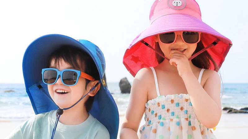 Đội mũ rộng vành, đeo kính râm khi đi biển để bảo vệ đôi mắt