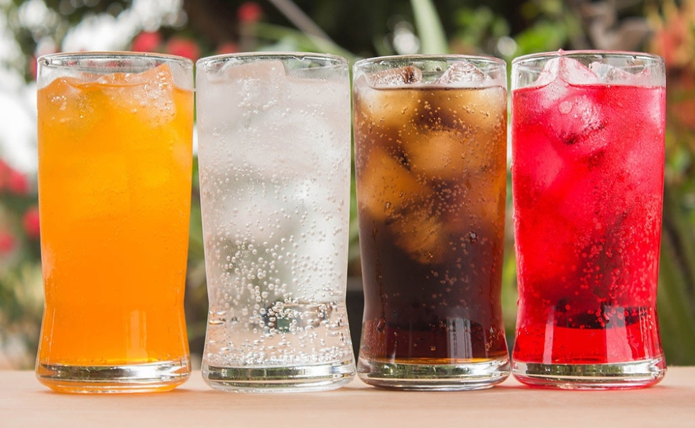 Bằng chứng về việc sử dụng đồ uống có chất tạo ngọt nhân tạo để kiểm soát cân nặng không đồng nhất 