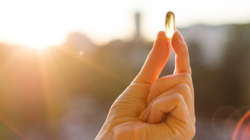 Vitamin D có thể được tổng hợp từ ánh nắng mặt trời, hoặc bổ sung qua thực phẩm