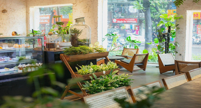 Không đơn thuần là một quán cà phê thông thường, đến đây bạn còn có thể chọn mua rất nhiều loại cây cảnh mang về hoặc làm quà tặng cho bạn bè, gia đình - Ảnh: ForDeer Coffee - Rừng Trú Ẩn