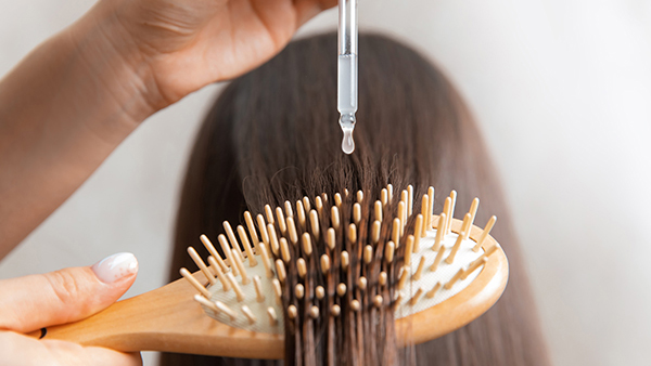 Ủ tóc với dầu dưỡng trước khi gội giúp bảo vệ tóc, giảm nguy cơ xơ rối