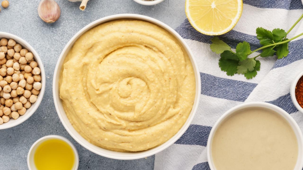 Đậu gà, xốt mè tahini, dầu olive, tỏi và chanh là nguyên liệu cơ bản để chế biến hummus tại nhà