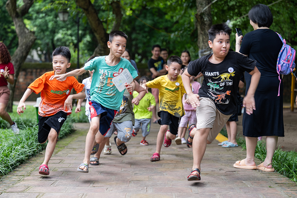 Các bạn nhỏ và gia đình hào hứng tham gia các hoạt động tại Ngày hội vui chơi tại Văn Miếu - Quốc Tử Giám ngày 8/6 - Ảnh: UNICEF