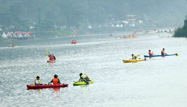 Đến Hồ Đồng Đò, bạn có thể tham gia chèo thuyền cùng bạn bè rất thú vị - Ảnh: Sức khỏe+