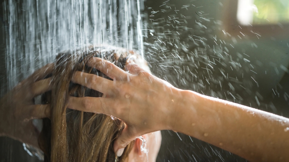 Xối thẳng nước vào đầu khi tắm vào ban đêm có thể làm tăng nguy cơ đột quỵ