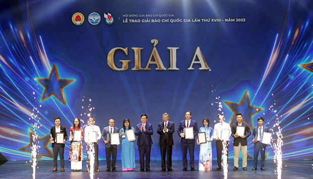 Chủ tịch nước Tô Lâm và Trưởng ban Tuyên giáo Trung ương Nguyễn Trọng Nghĩa trao giải A cho các tác giả, nhóm tác giả - Ảnh: Đức Bình/Sức khỏe+