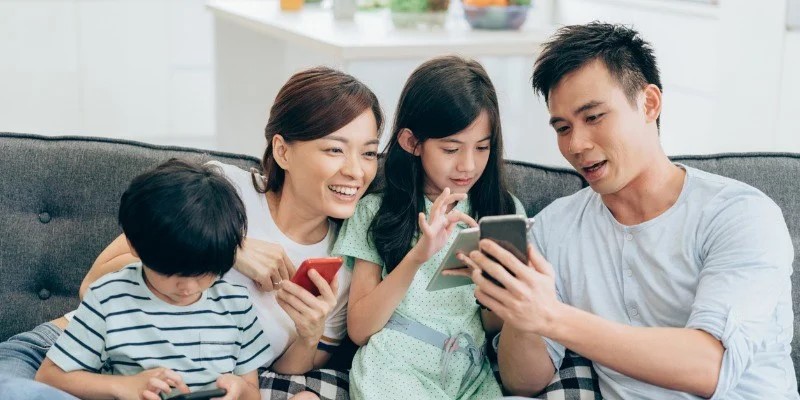 Cha mẹ và con nên dành thời gian xem TV, dùng mạng xã hội cùng nhau để giúp trẻ nhận thức đúng đắn hơn về hình ảnh cơ thê (body image) khi tiếp xúc với các phương tiện truyền thông