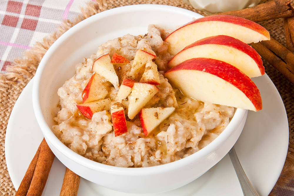Món yến mạch và táo là bữa sáng giàu chất xơ, giúp bạn cải thiện nhu động ruột
