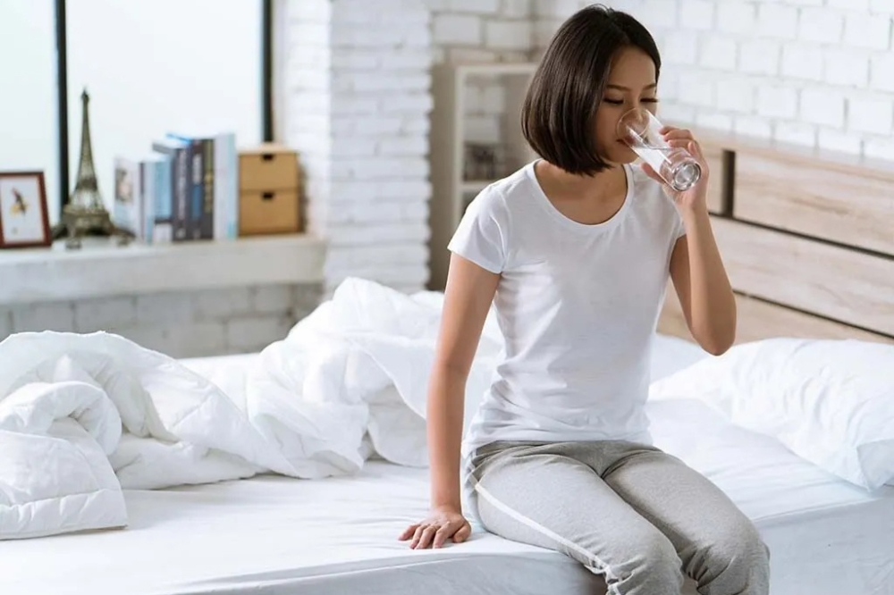Uống nước ấm sau khi tỉnh giấc giúp kích thích hoạt động co bóp của ruột