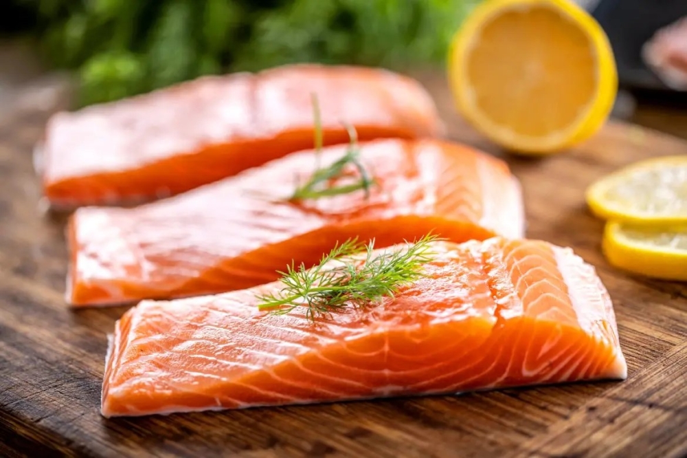 Cá hồi là nguồn dinh dưỡng tốt giàu acid béo omega-3 có khả năng giảm stress hiệu quả
