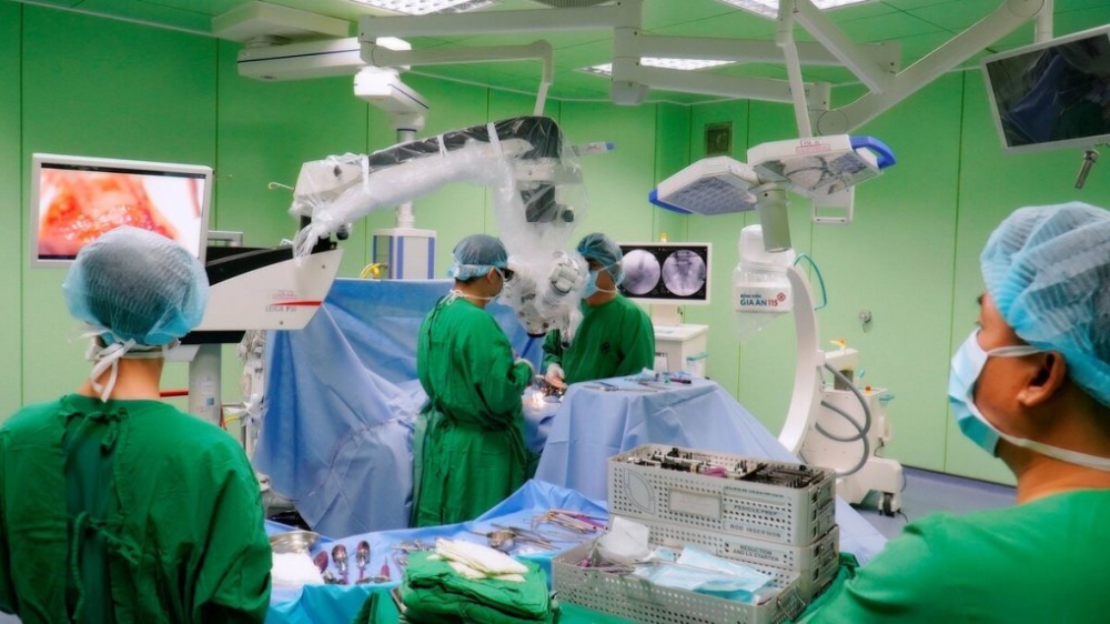 Với sự hỗ trợ màn tăng sáng (C-Arm), các bác sĩ thực hiện thành công ca phẫu thuật kéo dài 4 giờ để xử lý các vị trí gãy xương - Ảnh: Vnexpress