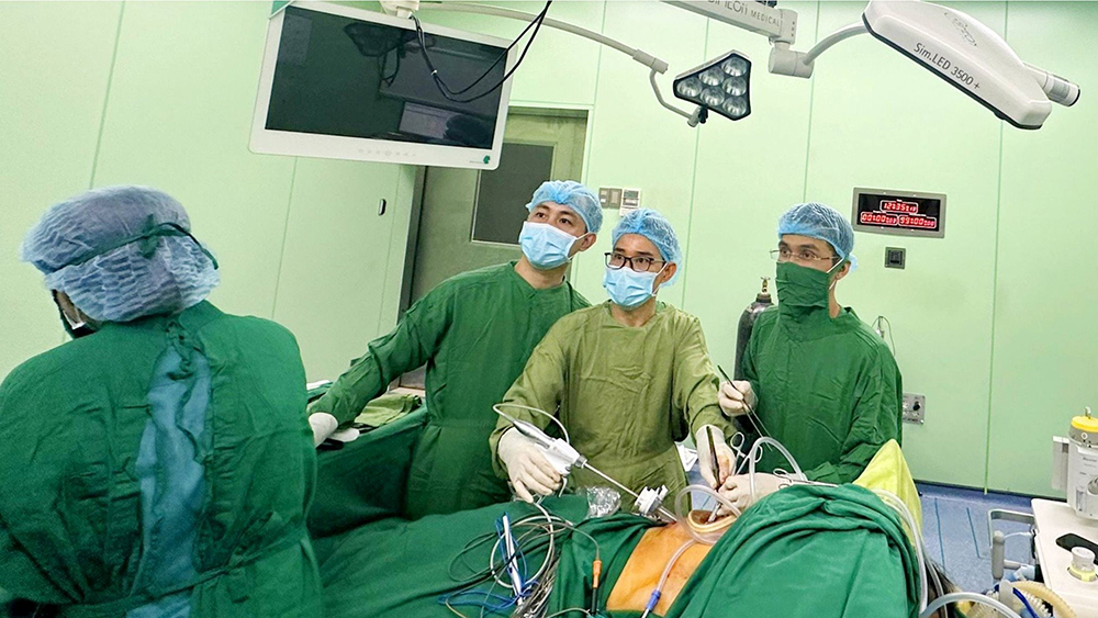 Phẫu thuật nội soi cắt thùy phổi, cắt u trung thất nội soi được thực hiện thường quy là minh chứng cho sự lớn mạnh về chuyên môn, đồng bộ về trang thiết bị y tế tại Bệnh viện Đa khoa TP. Vinh - Ảnh: Báo Nghệ An