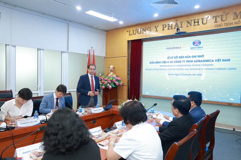 Ông Atul Tandon – Tổng giám đốc Công ty AstraZeneca Việt Nam phát biểu tại buổi lễ