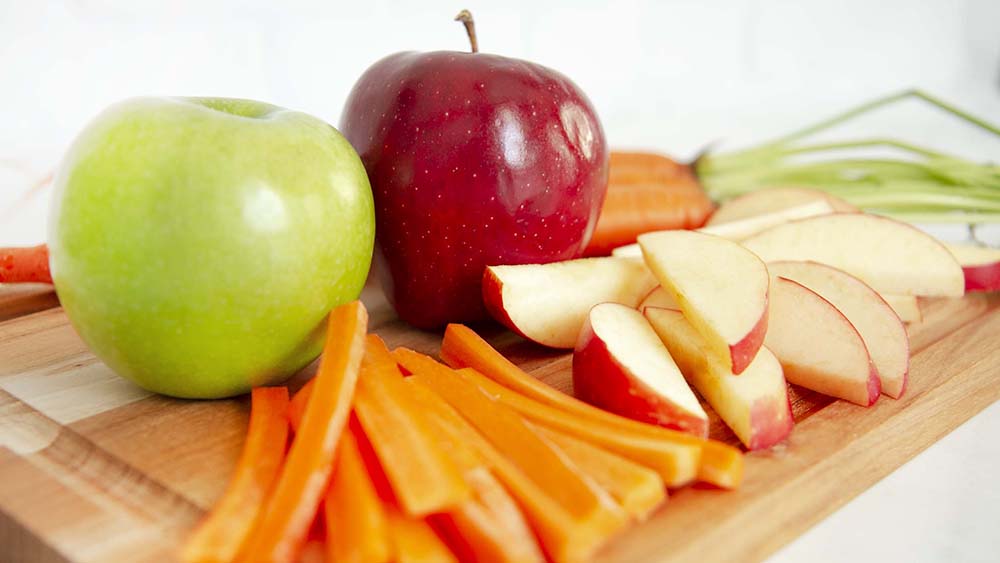 Táo, cà rốt là những loại thực phẩm có thể giúp cho răng của bạn chắc khỏe hơn