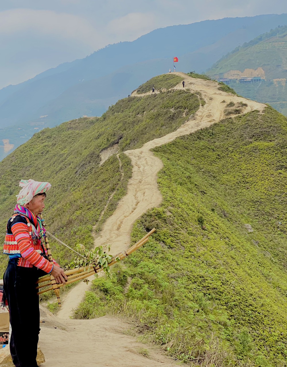 Sống lưng khủng long là đoạn đường nằm trên đỉnh núi Chống Tra, xã Háng Đồng, cách trung tâm thị trấn Bắc Yên khoảng 25 km - Ảnh: Sức khỏe+