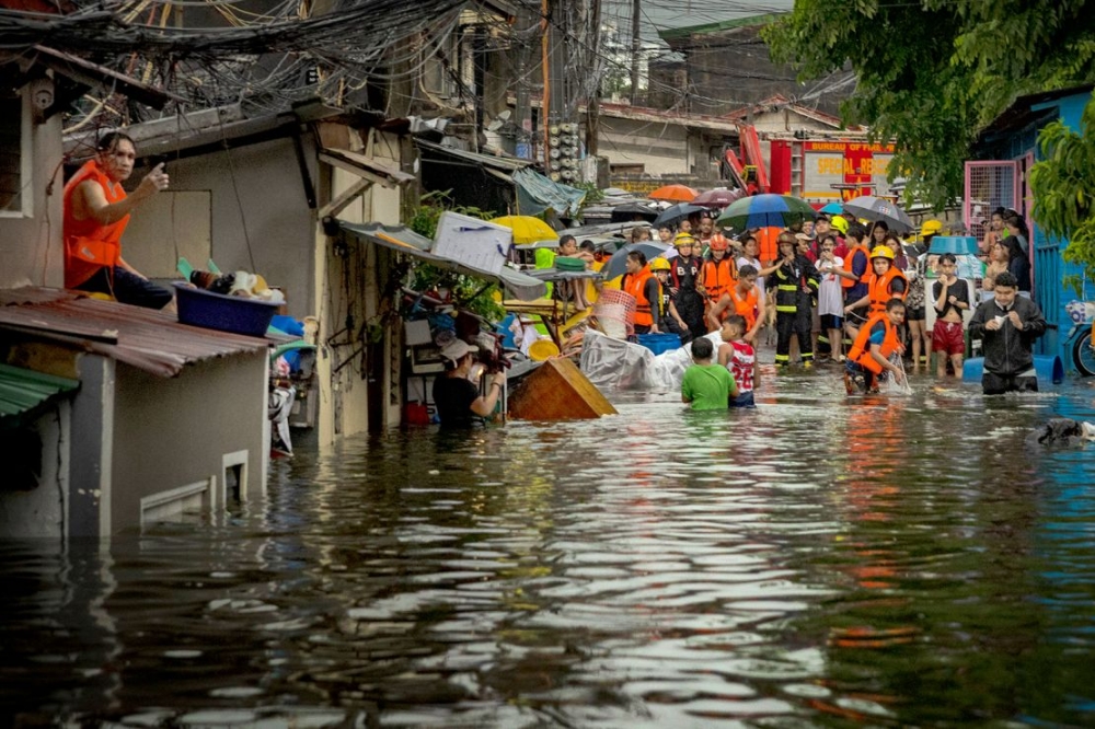 Một con đường ở thành phố Quezon bị ngập nghiêm trọng sau siêu bão Gaemi đổ bộ vào Philippines trong tháng 7/2024 - Ảnh: CNN