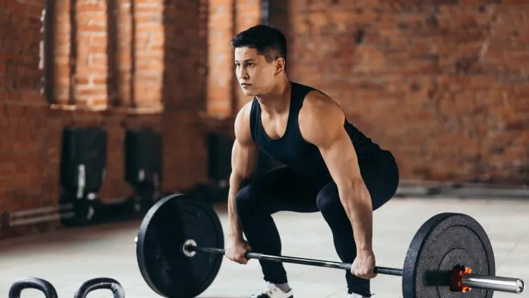 Tập kháng lực với tạ giúp tăng testosterone và cải thiện khối lượng cơ bắp, giúp nam giới lão hóa khỏe mạnh