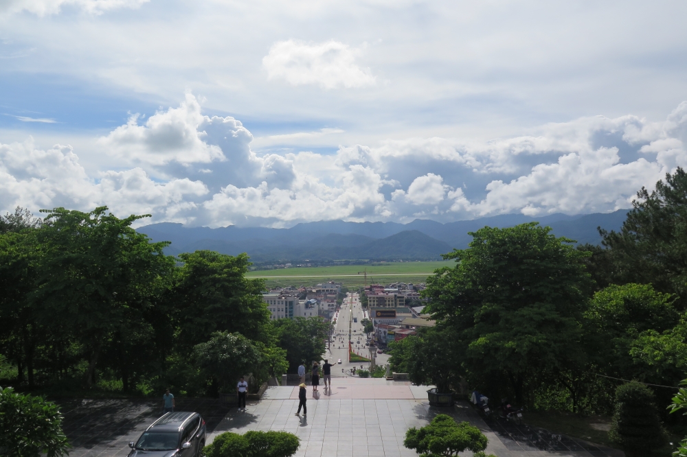 Đứng từ trên tượng đài có thể nhìn xuống toàn cảnh thành phố Tây Bắc Điện Biên nên thơ, trữ tình. Ảnh: Sức khoẻ +