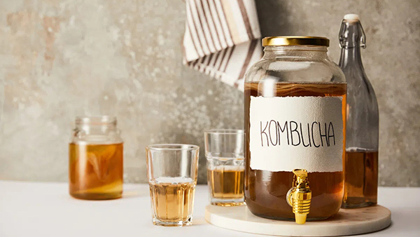 Kombucha là thức uống lên men, có chứa hỗn hợp các loại vi khuẩn và nấm lên men