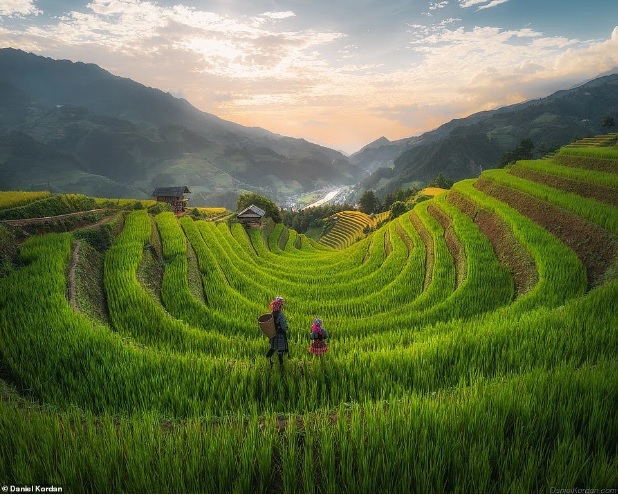 “Ngoài vẻ đẹp tự nhiên, chính con người Việt Nam, với sự ấm áp, kiên cường và mối liên hệ sâu sắc với vùng đất, đã khiến đất nước này thực sự đặc biệt. Mối liên hệ này thể hiện rõ ràng trong mọi khía cạnh của cuộc sống, từ cách họ làm ruộng cho đến cách họ tương tác với môi trường”, Daniel Kordan chia sẻ thêm