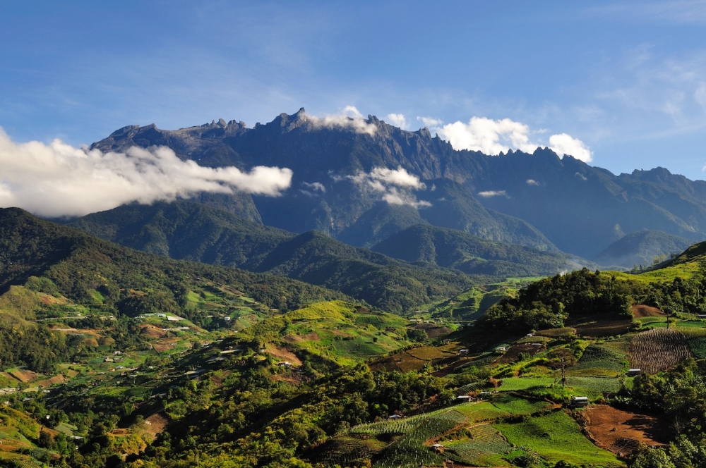 Đỉnh núi Kinabalu là điểm cao nhất của vườn quốc gia Kinabalu, cao khoảng 4.095 m, xung quanh là rừng nhiệt đới và đồi thấp. - Ảnh: Sabah Parks