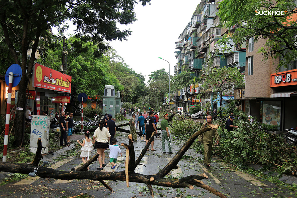 Một tuyến đường trên phố Trần Huy Liệu giao thông đã bị tê liệt