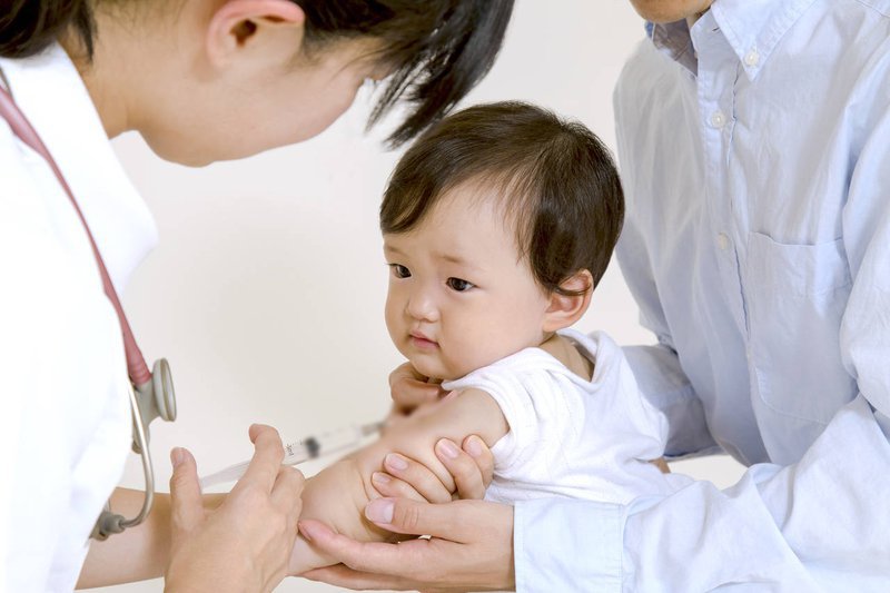 Tiêm phòng đầy đủ theo lịch tiêm chủng, bao gồm các vaccine phòng bệnh cúm, phế cầu khuẩn...để đảm bảo sức khỏe cho trẻ