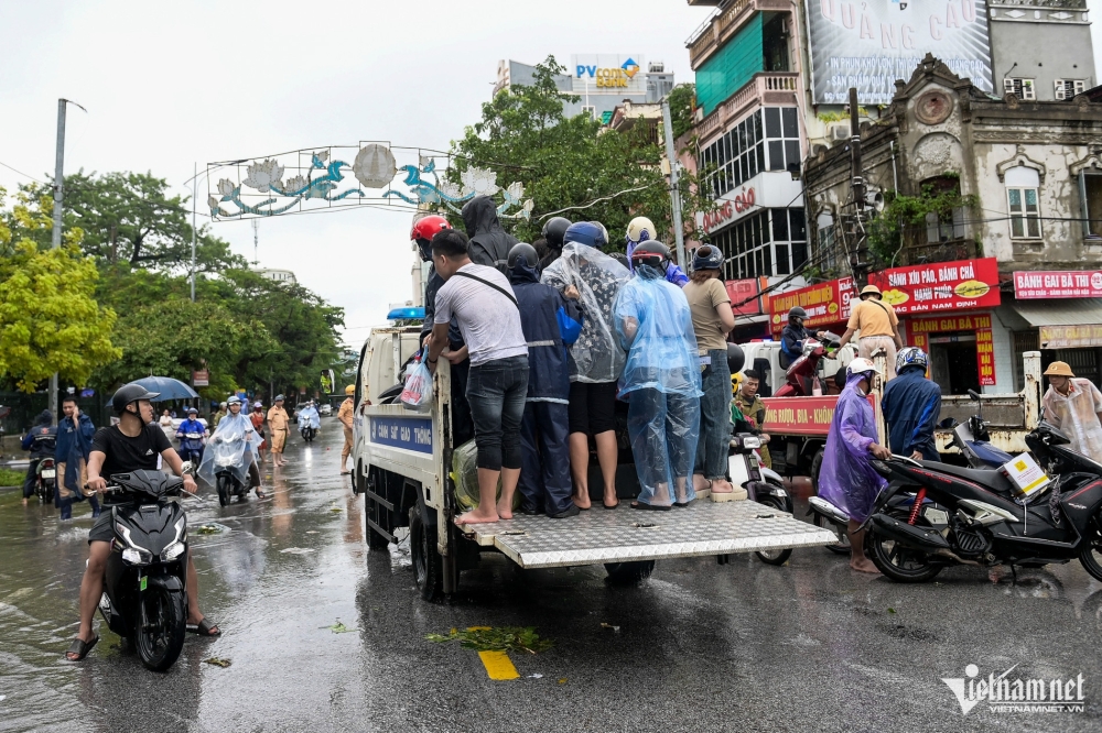 Lực lượng Công an Tỉnh, TP Nam Định phối kết hợp, sử dụng xe chuyên dụng giúp người dân đi lại qua cầu Đò Quan - Ảnh: Vietnamnet.